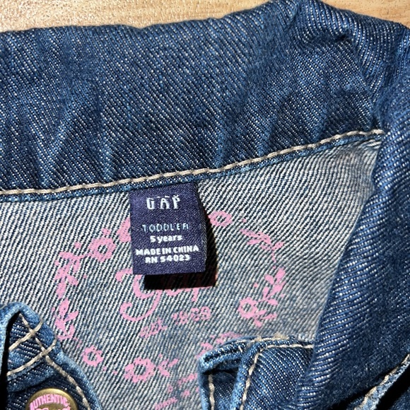 Girls size 5 GAP jean jacket with pink snap buttons - Picture 3 of 6